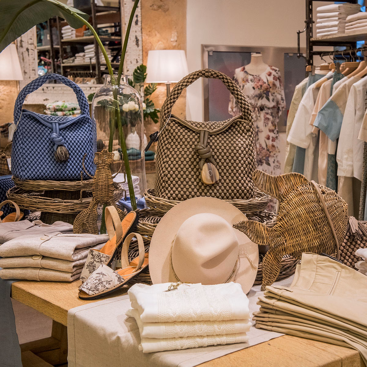 ¿Cuáles son las funciones de la tienda de zapatos y cinturones?