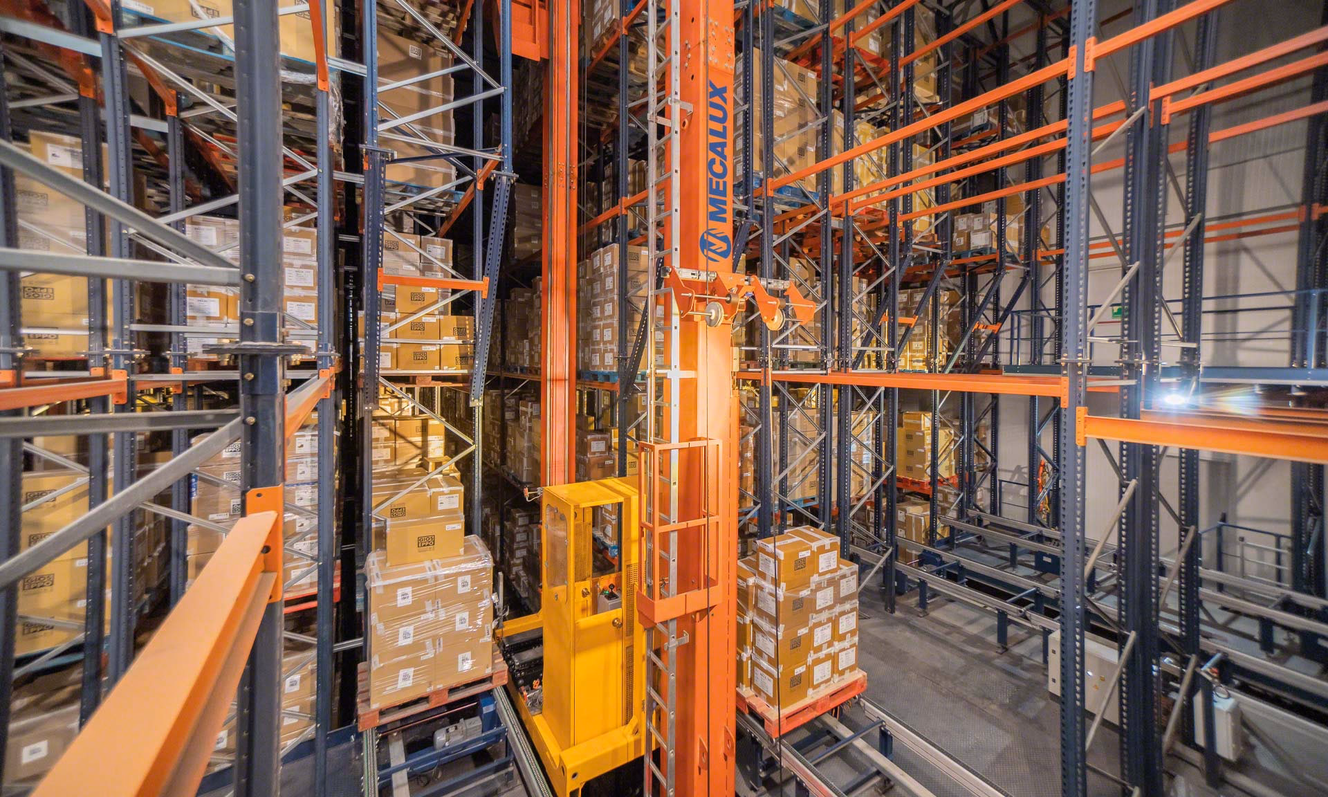 ¿Cuál es el área requerida para el almacén de productos terminados?