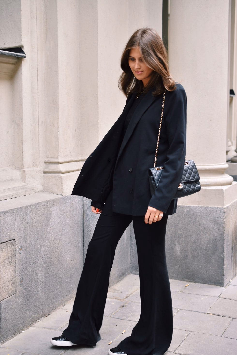 ¿Cómo combinar una Blazer negra con un look minimalista?