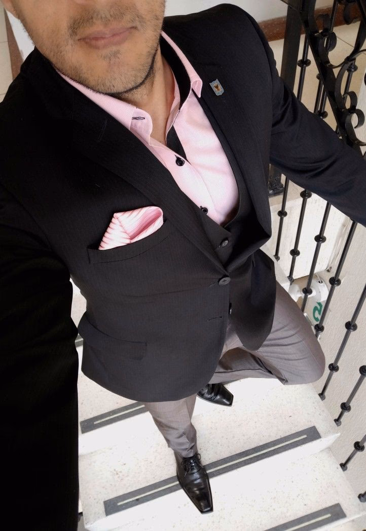 ¿Cómo combinar zapatillas rosadas con vestido gris de hilo?