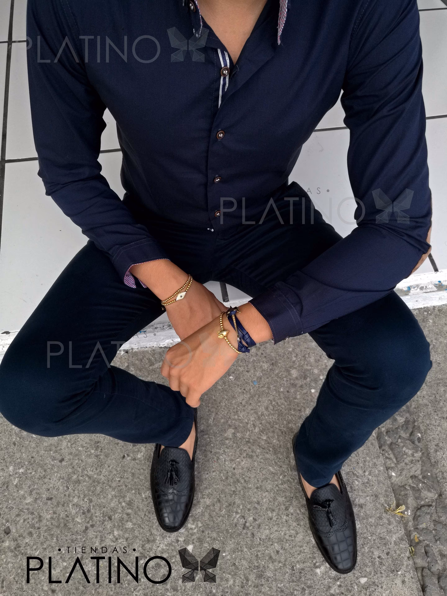 ¿Cómo combinar traje negro y camisa azul?