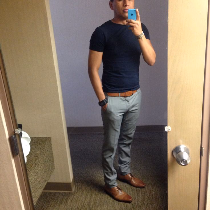 ¿Qué tipo de pantalón combina con camisa azul?