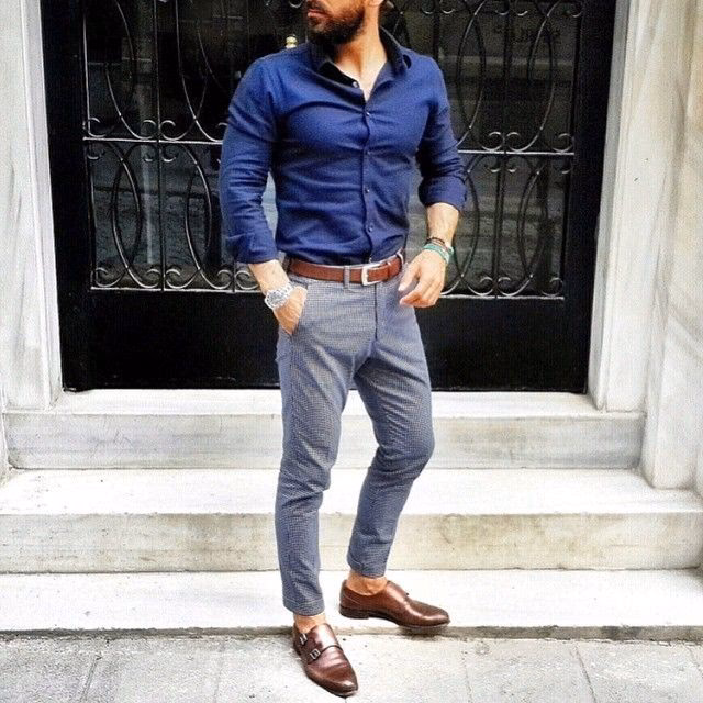 ¿Cómo combinar una camisa rosa con un pantalón?