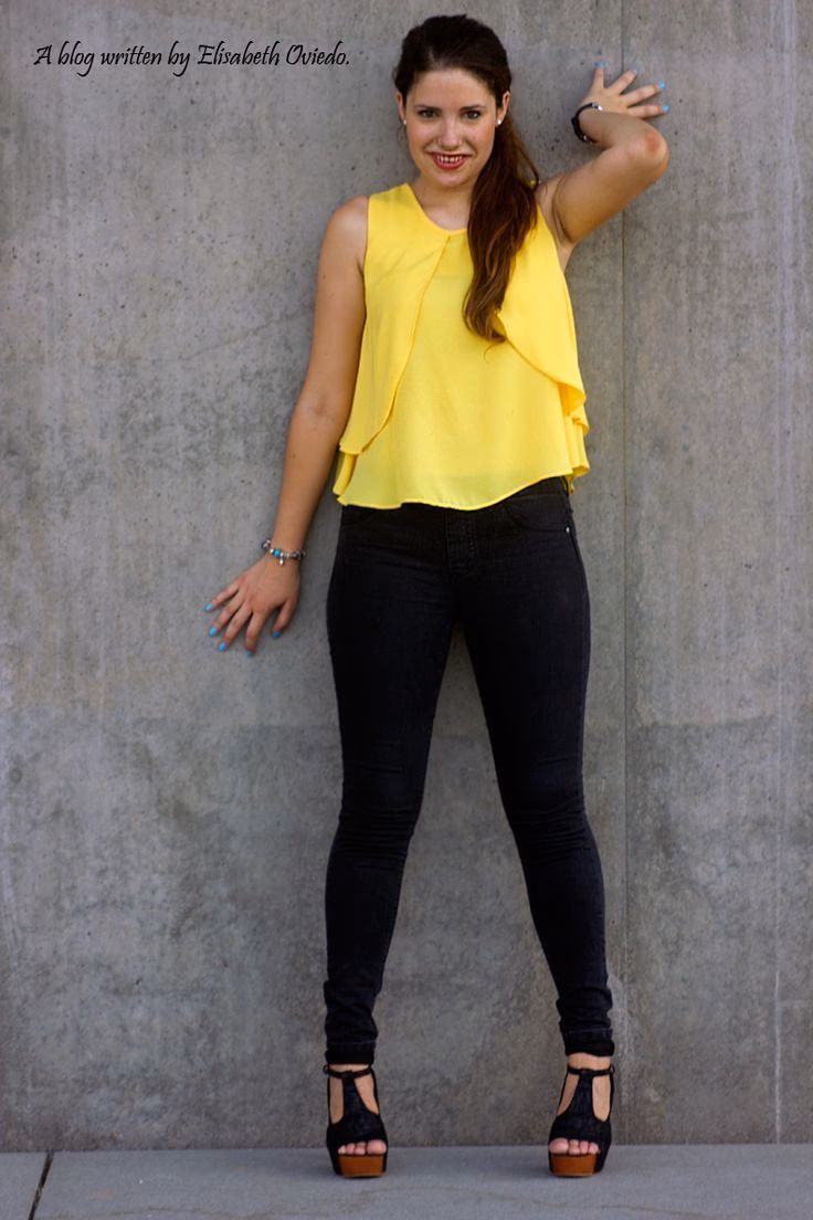 ¿Cómo combinar una camisa amarilla con un pantalón negro?