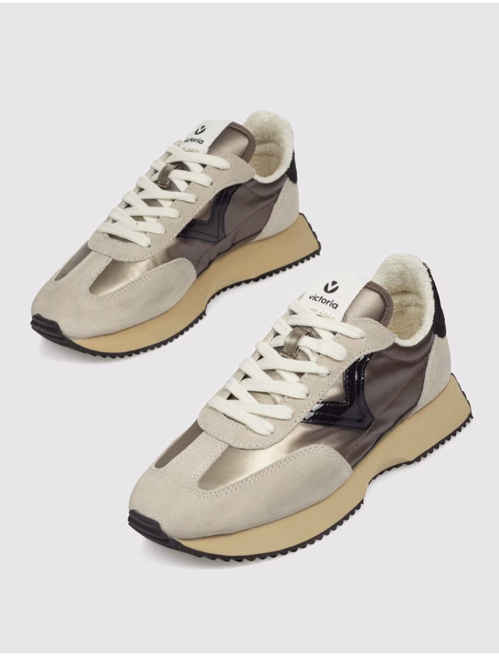 ¿Cómo puedo contactar con Calzados Victoria?