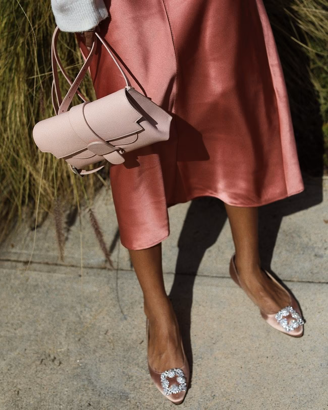 ¿Cuáles son los mejores zapatos para un vestido rosado?