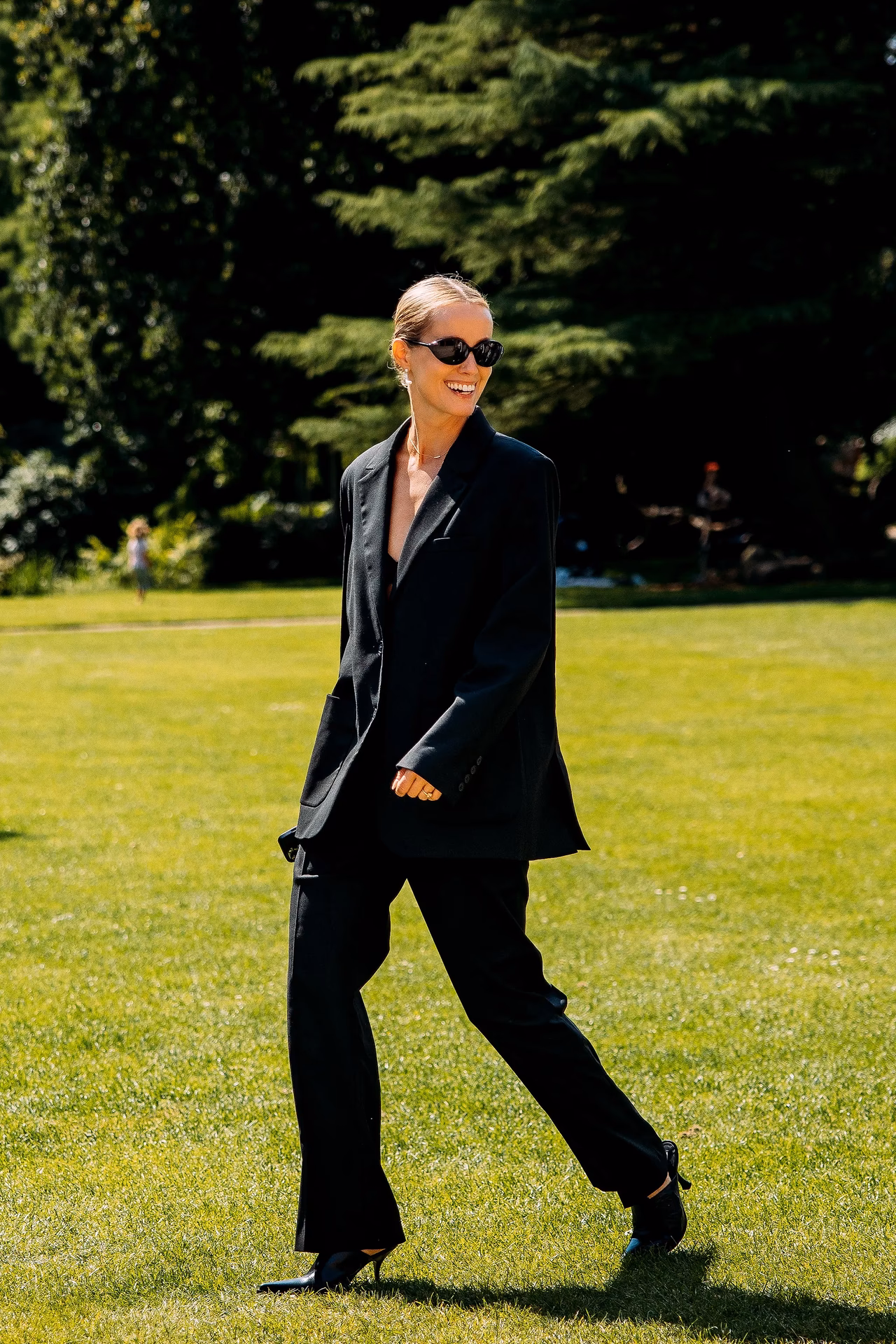 ¿Cómo combinar zapatos deportivas con trajes?