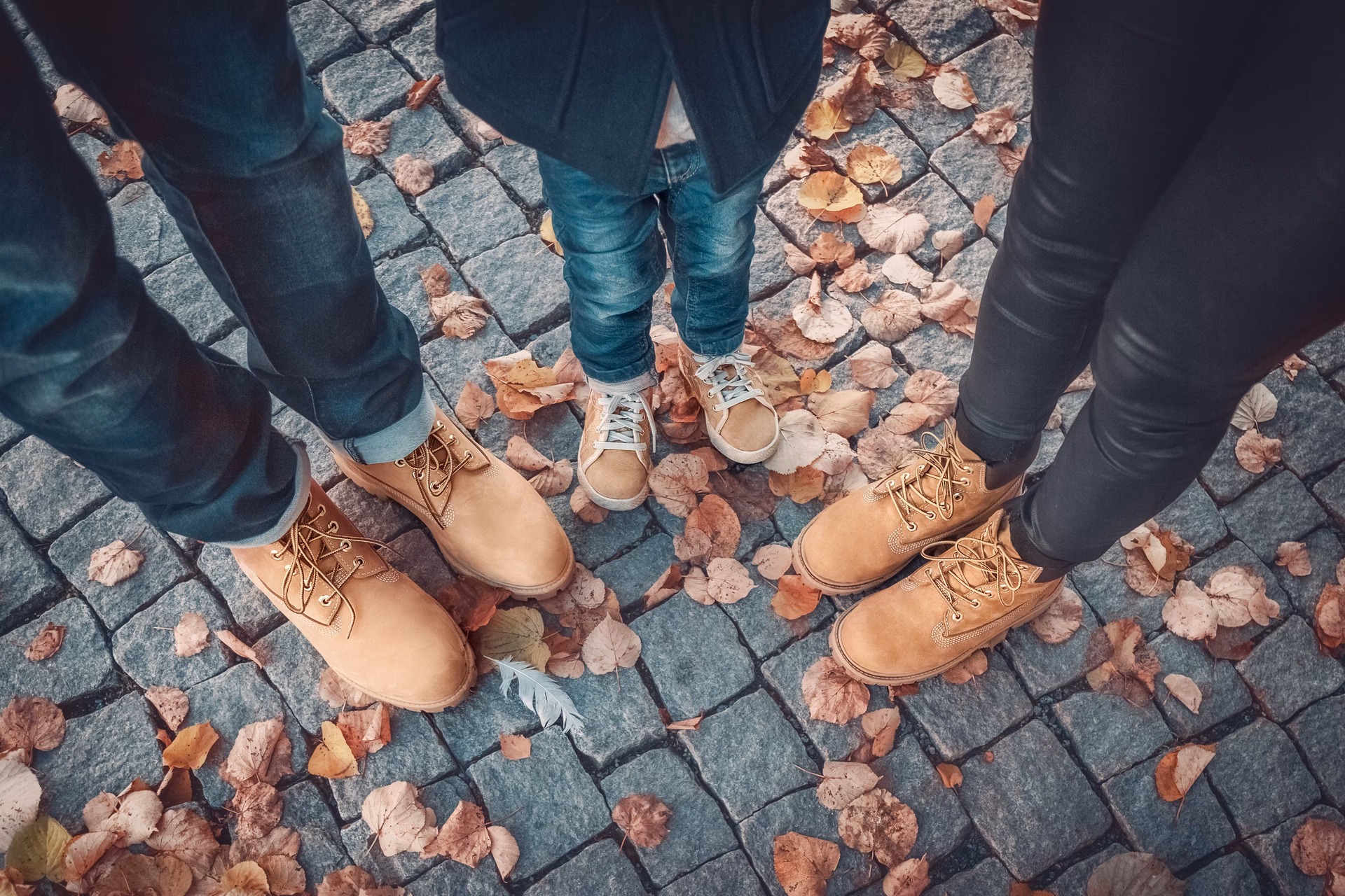 ¿Cómo combinar una camisa blanca con pantalones Camel?