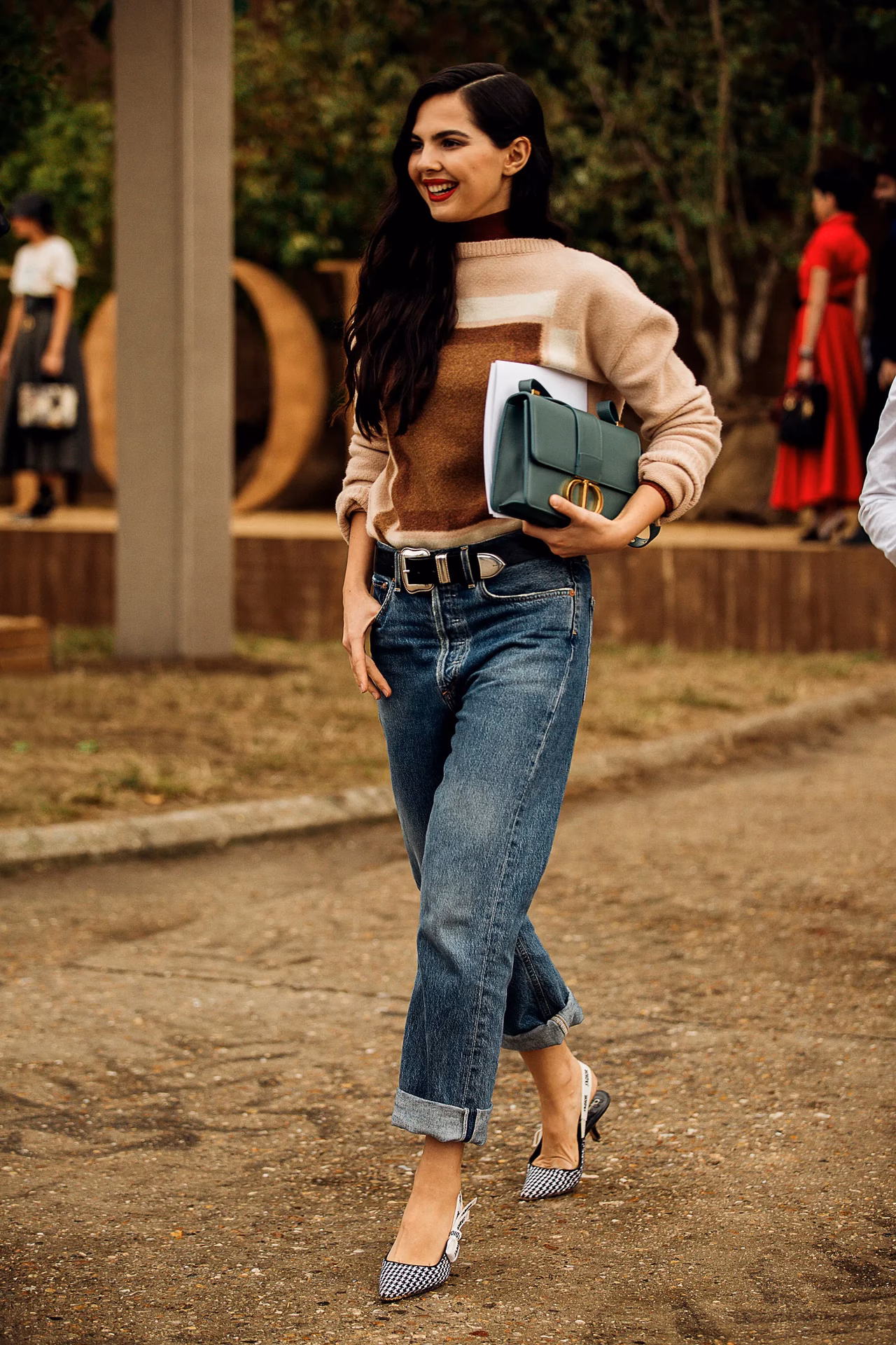 ¿Cómo combinar pantalones de campana con zapatos de tacón?