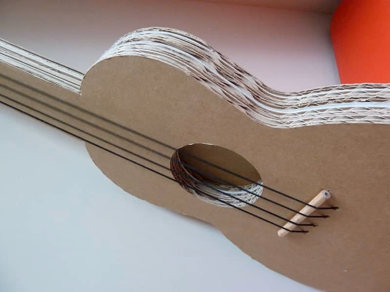 ¿Cómo se puede personalizar una guitarra de cartón?