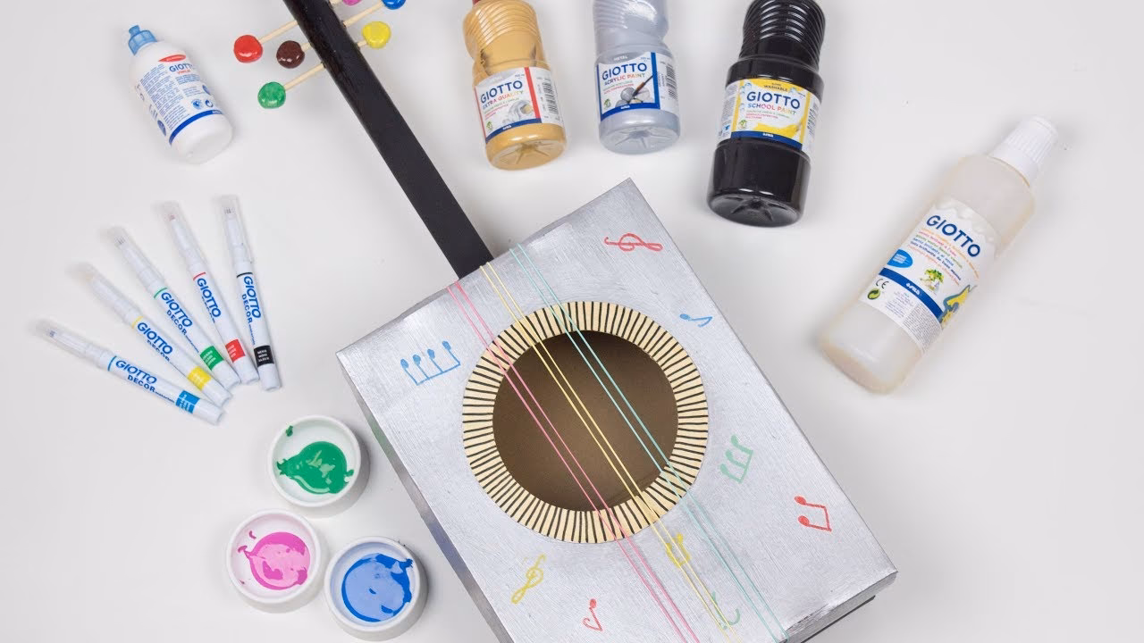 ¿Cómo puedo decorar una guitarra?