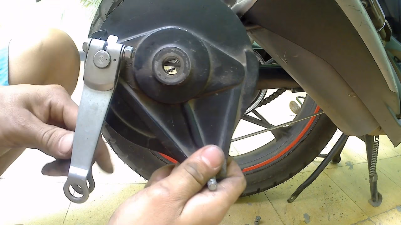 ¿Cómo limpiar los frenos de una moto?