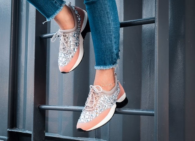 ¿Cómo transformar un par de zapatos viejos en una camiseta?