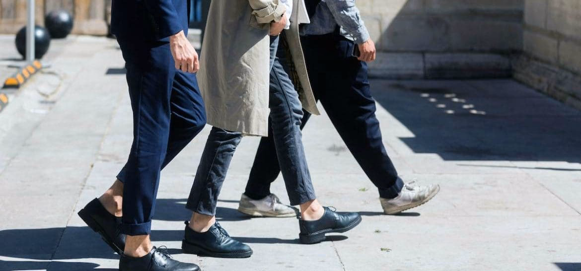 ¿Cómo combinar pantalones de mezclilla con zapatos de hombre?