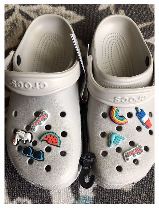 ¿Qué tipos de figuras decorativas llevan los Crocs en las cajas de zapato?