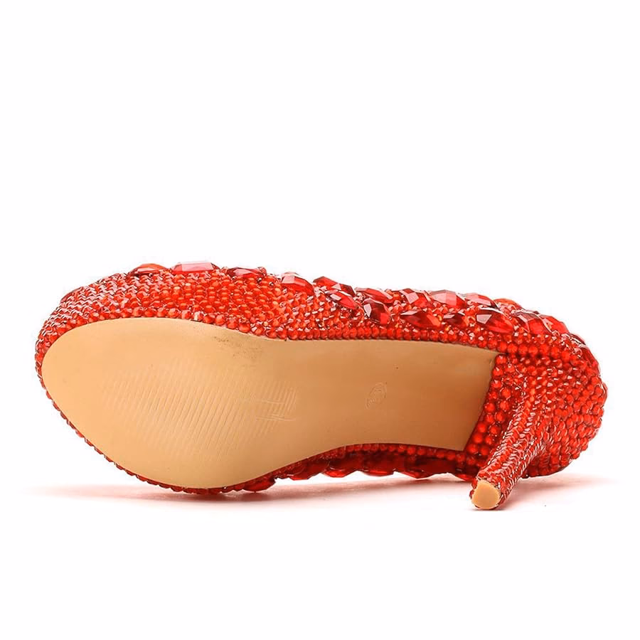 ¿Cómo combinar un vestido rojo con zapatos dorados?