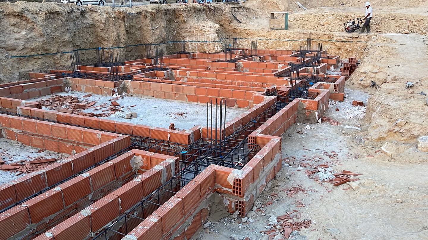 ¿Por qué es necesario encofrar para mantener la geometría de la cimentación?