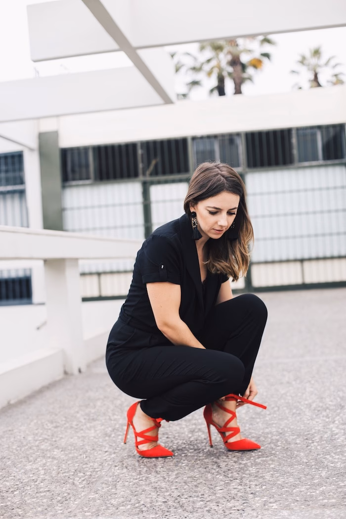 ¿Cómo se puede combinar el enterizo de color negro?