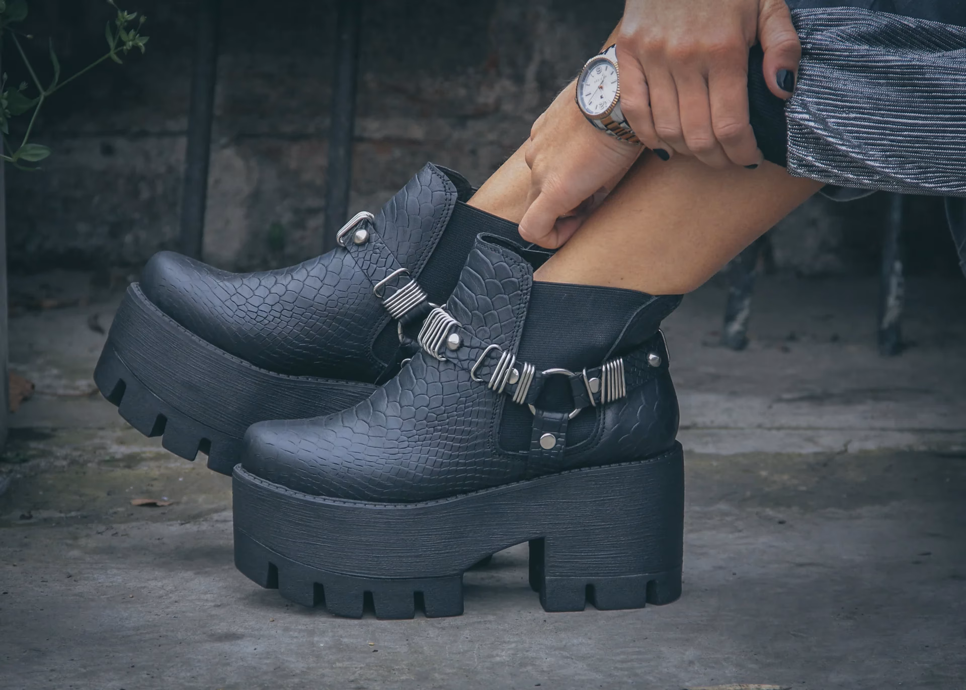 ¿Cuál es la vestimenta de Estela?