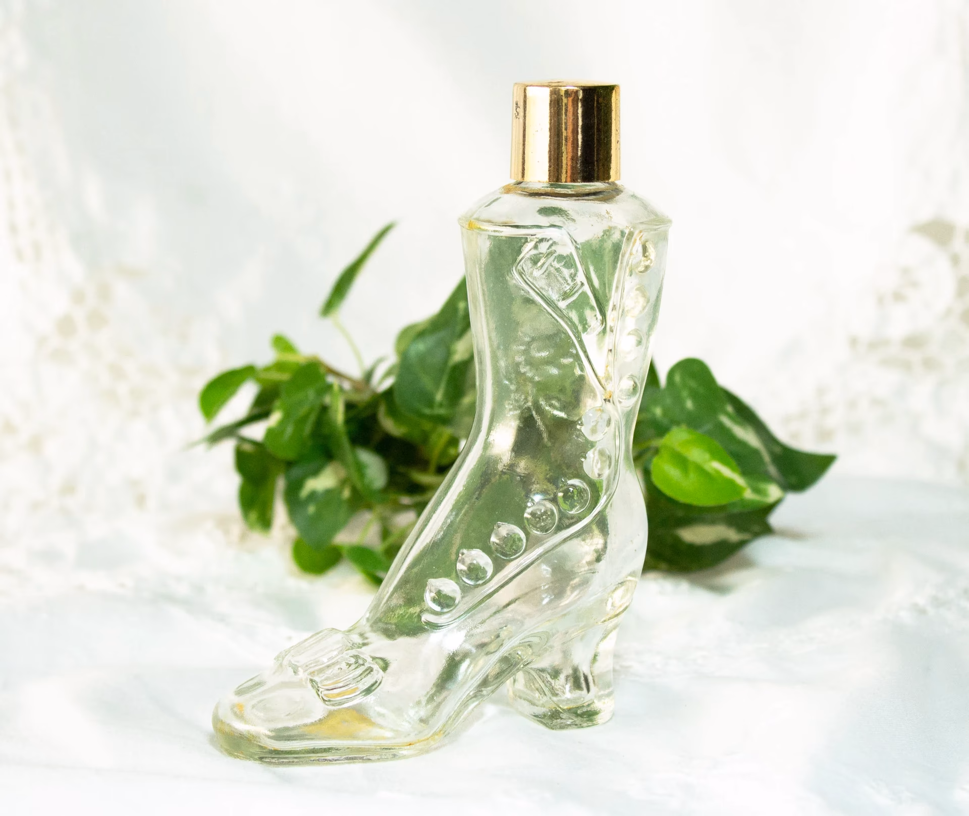 ¿Cómo convertir frascos de perfumes en adornos?