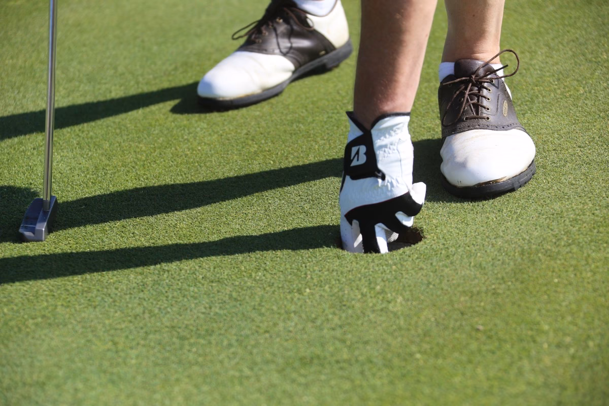 ¿Qué precauciones se deben tomar al practicar golf en casa?