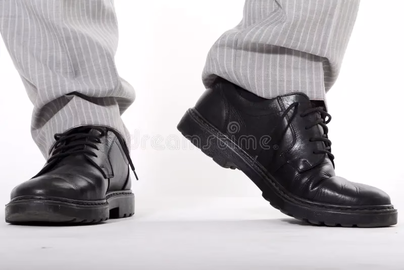 ¿Dónde puedo encontrar fotos de pies de hombre?