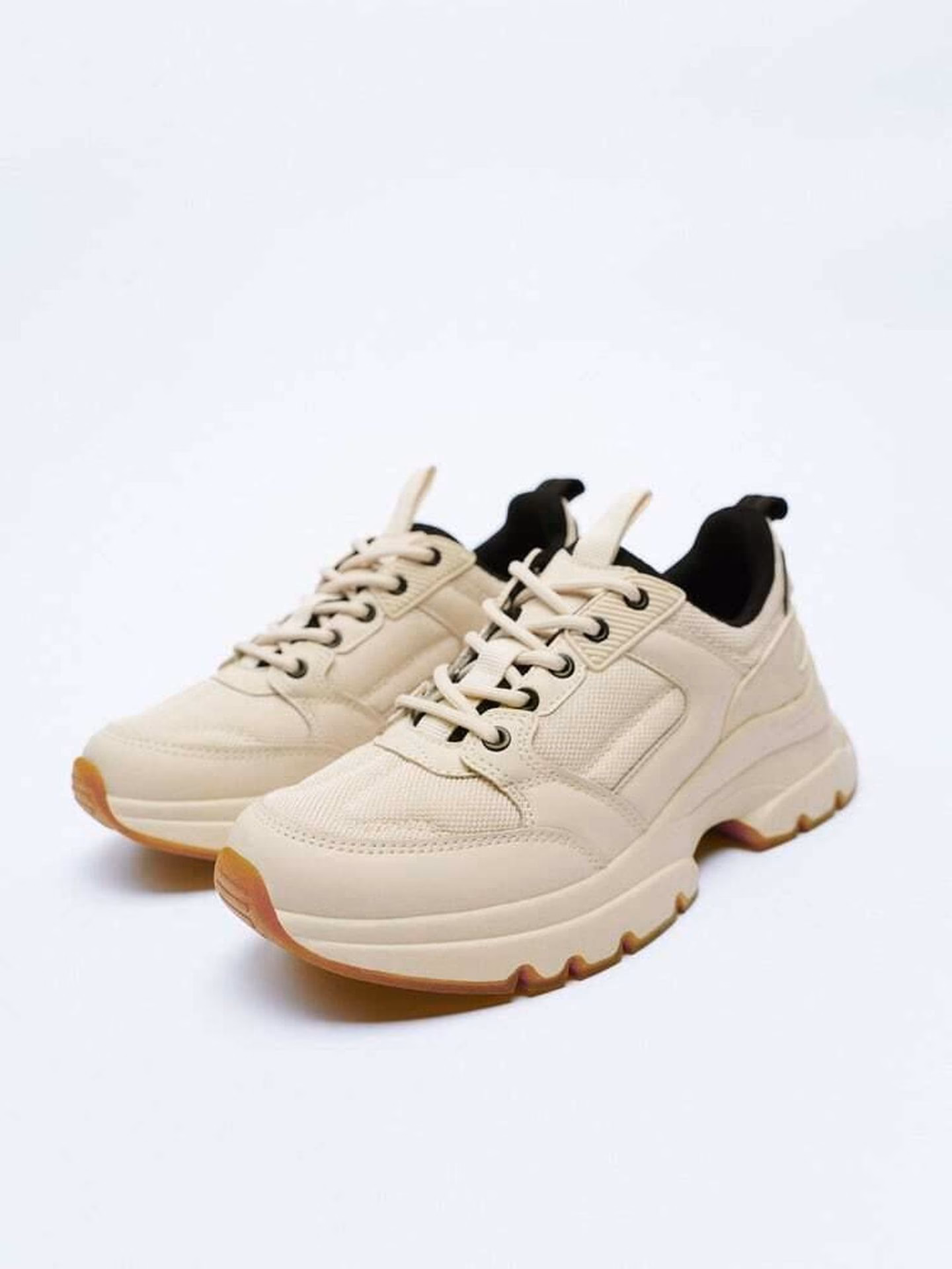 ¿Cuántas fotos e imágenes de stock hay sobre zapatillas deportivas?