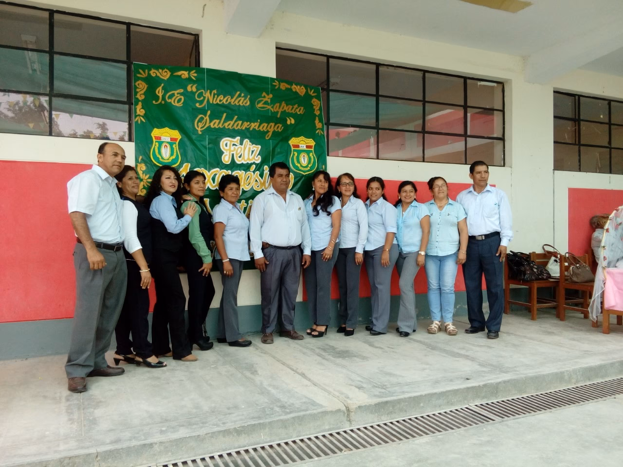 ¿Dónde se coloca la insignia de un colegio?