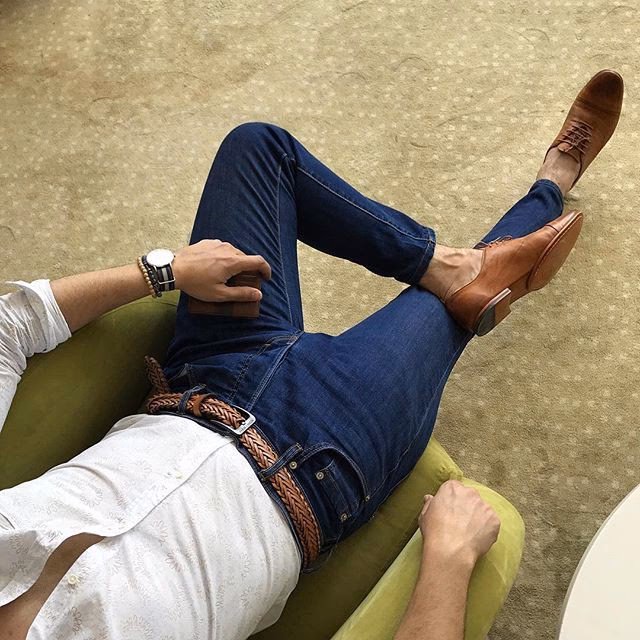 ¿Cómo combinar zapatos marrones con un traje gris oscuro?