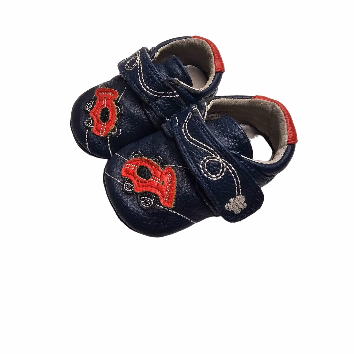 ¿Cuál es el color de la ropa de Lili?