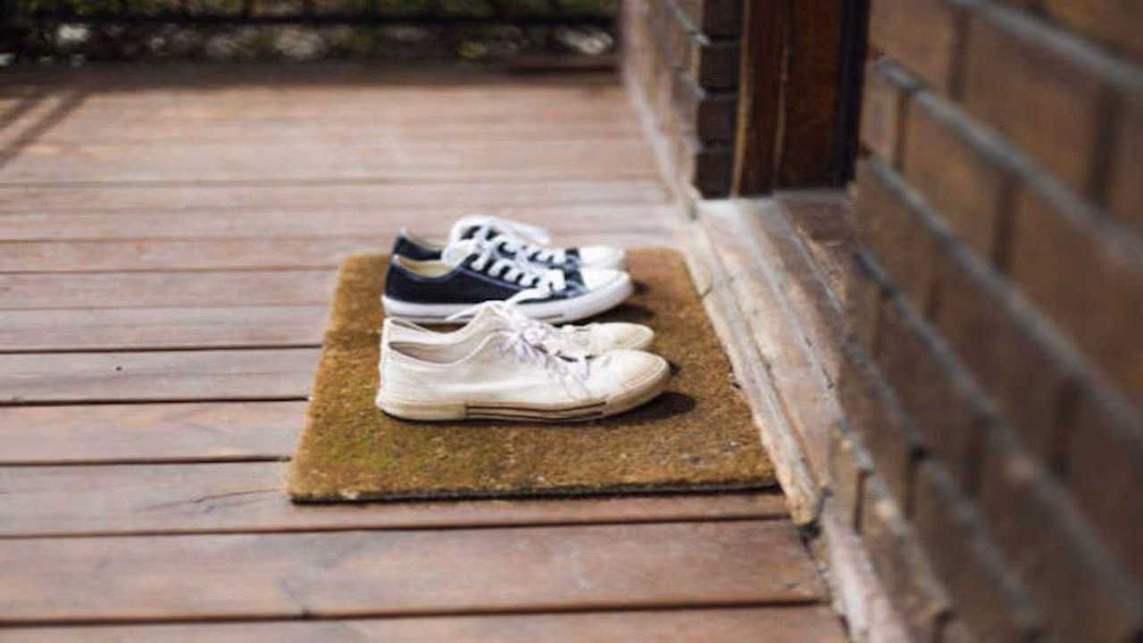 ¿Cómo limpiar los zapatos antes de entrar a tu casa?