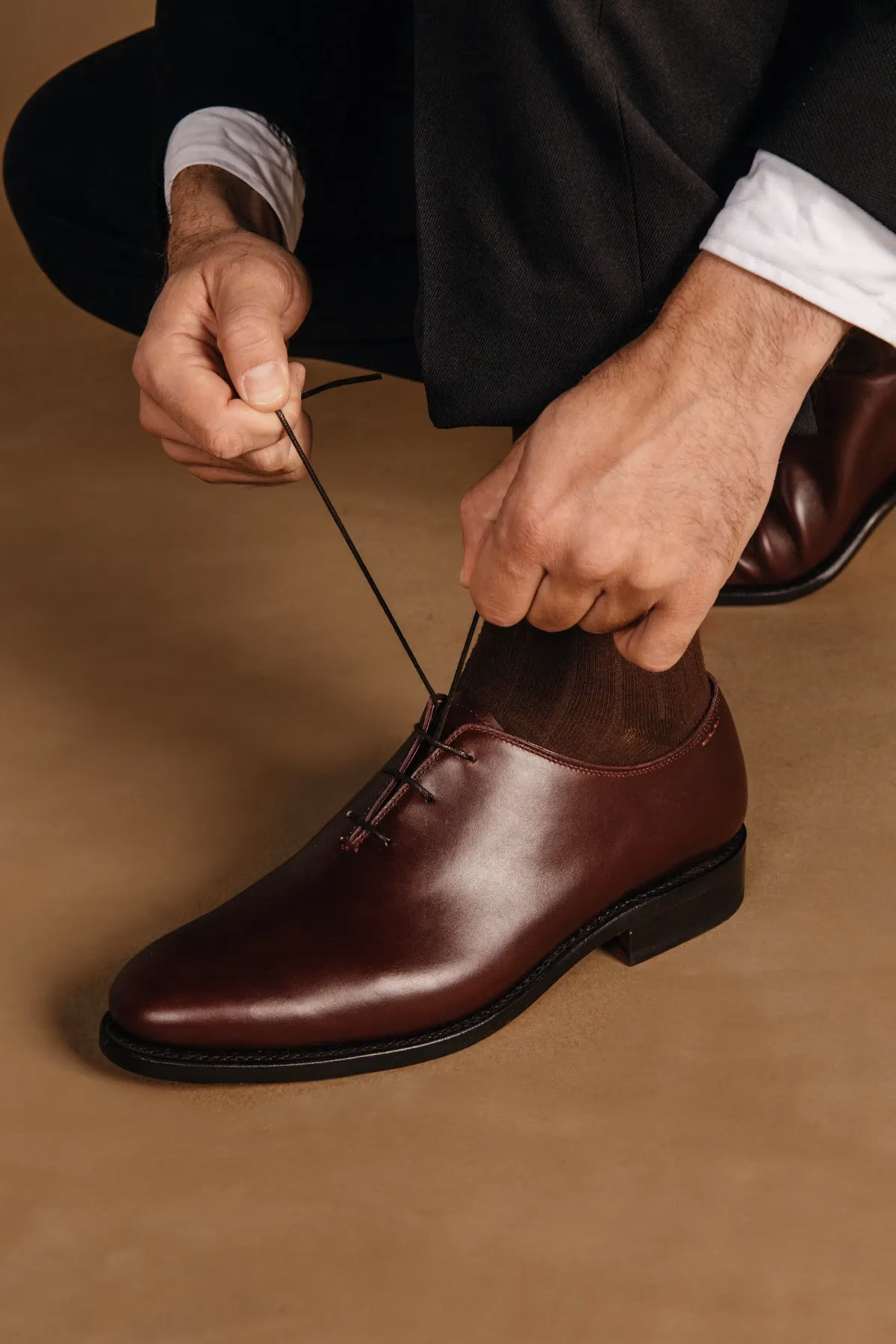 ¿Por qué los hombres no llevan zapatos de tacón?