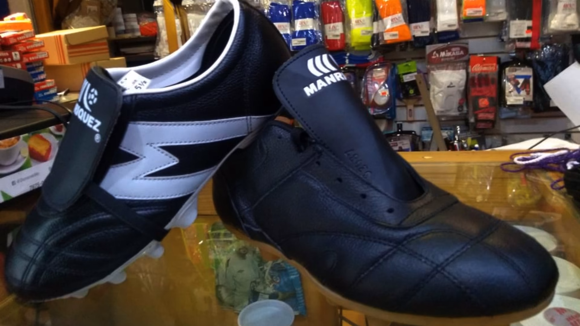 ¿Quién fabrica zapatos de fútbol y tenis?