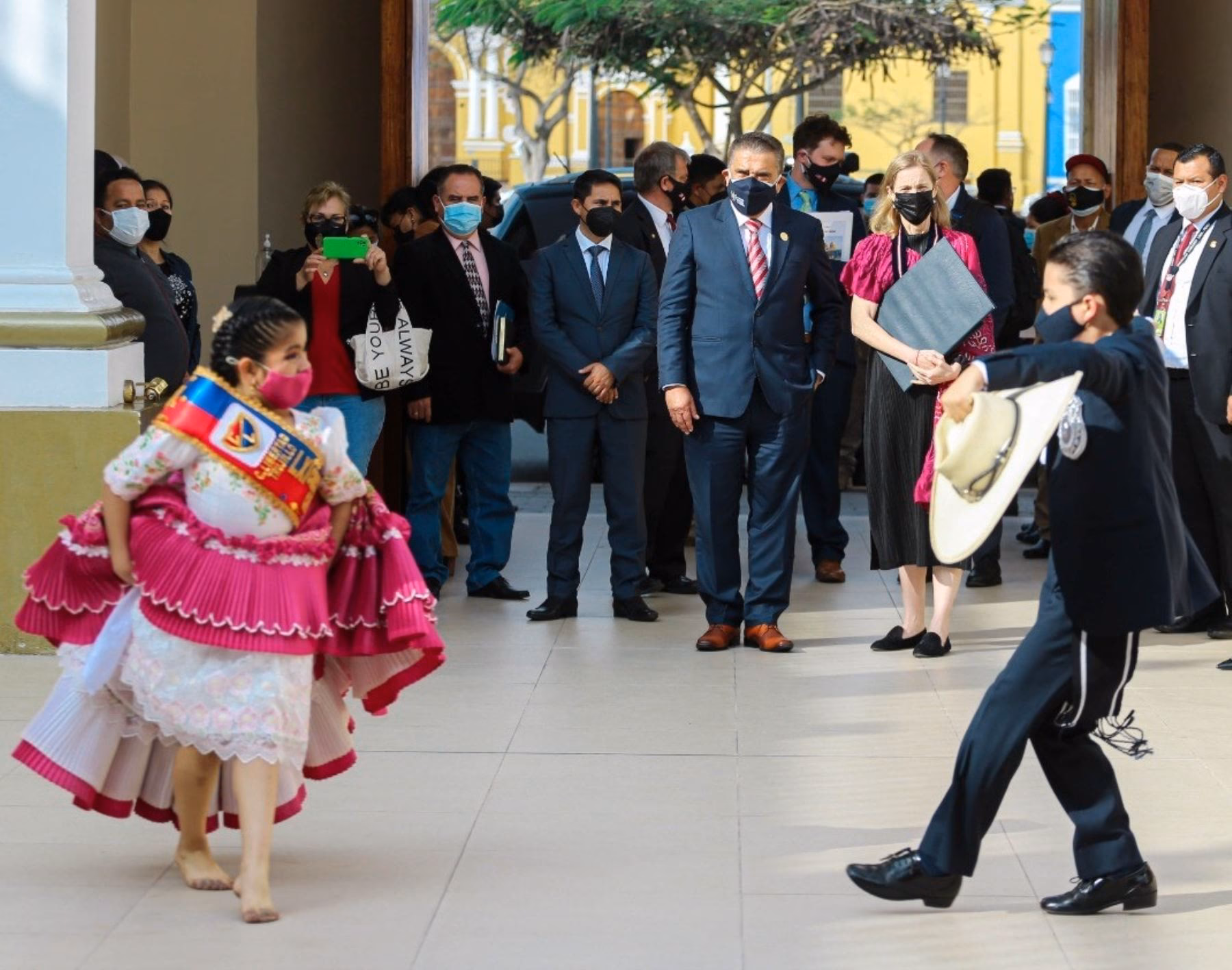 ¿Qué representa el paso cepillado en la marinera norteña?