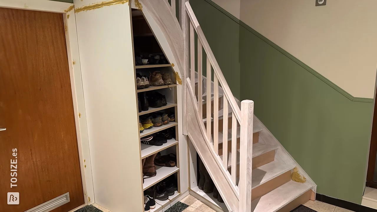 ¿Cómo se puede convertir el espacio debajo de la escalera en una oficina personal?