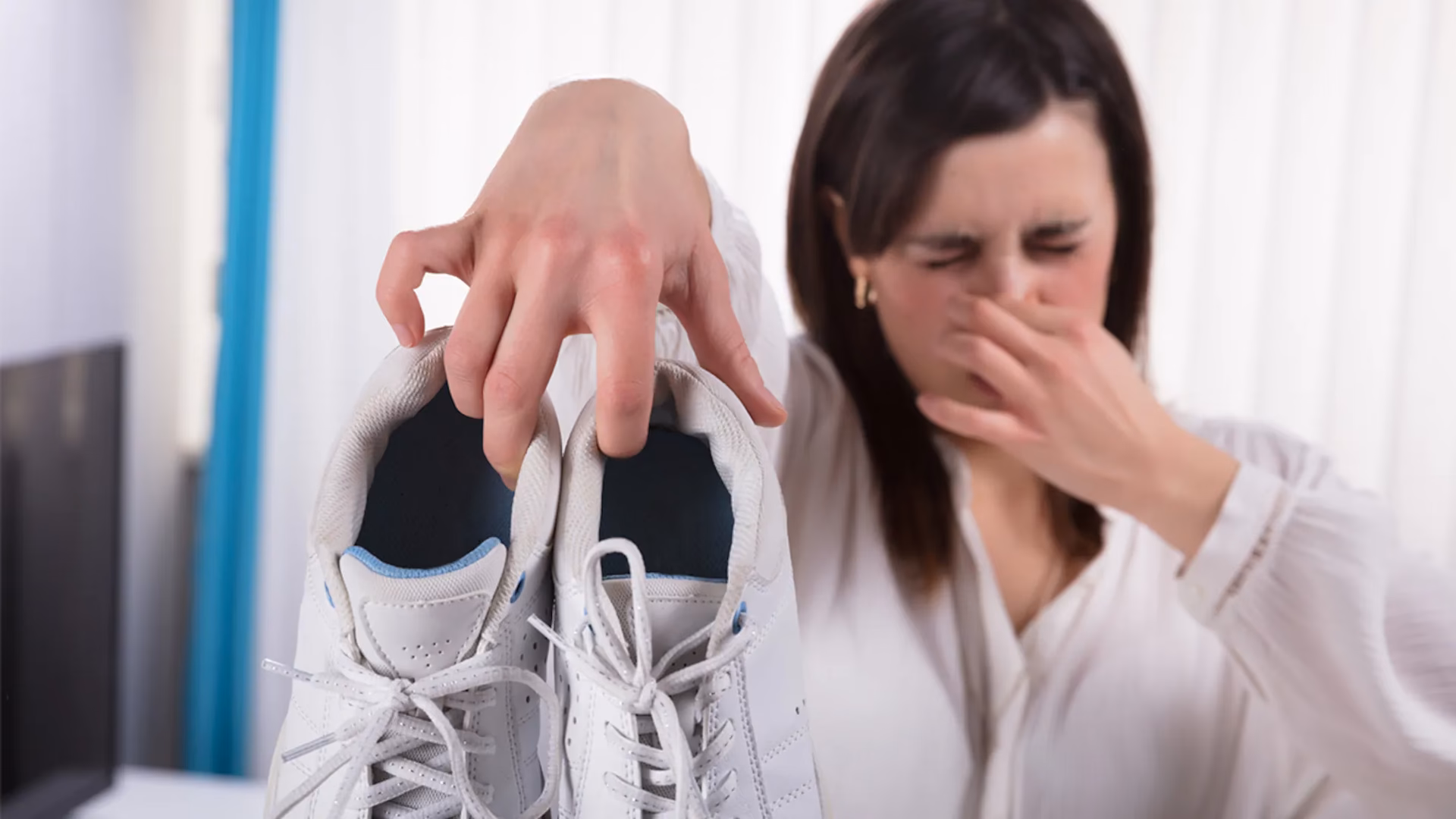 ¿Qué causa el mal olor de los pies?