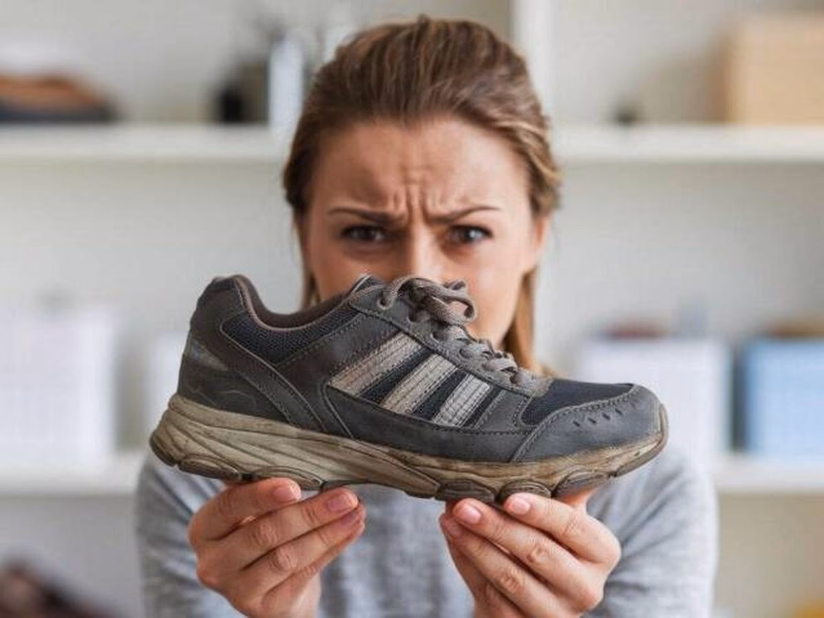 ¿Cómo eliminar el sudor de los zapatos?