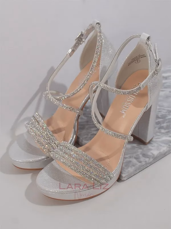 ¿Cómo combinar zapatos de salón plateados con un estilo joven y desenfadado?