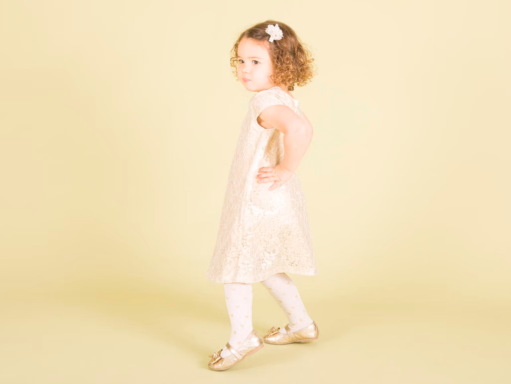 ¿Cómo combinar el vestido de niña con calzado y accesorios?