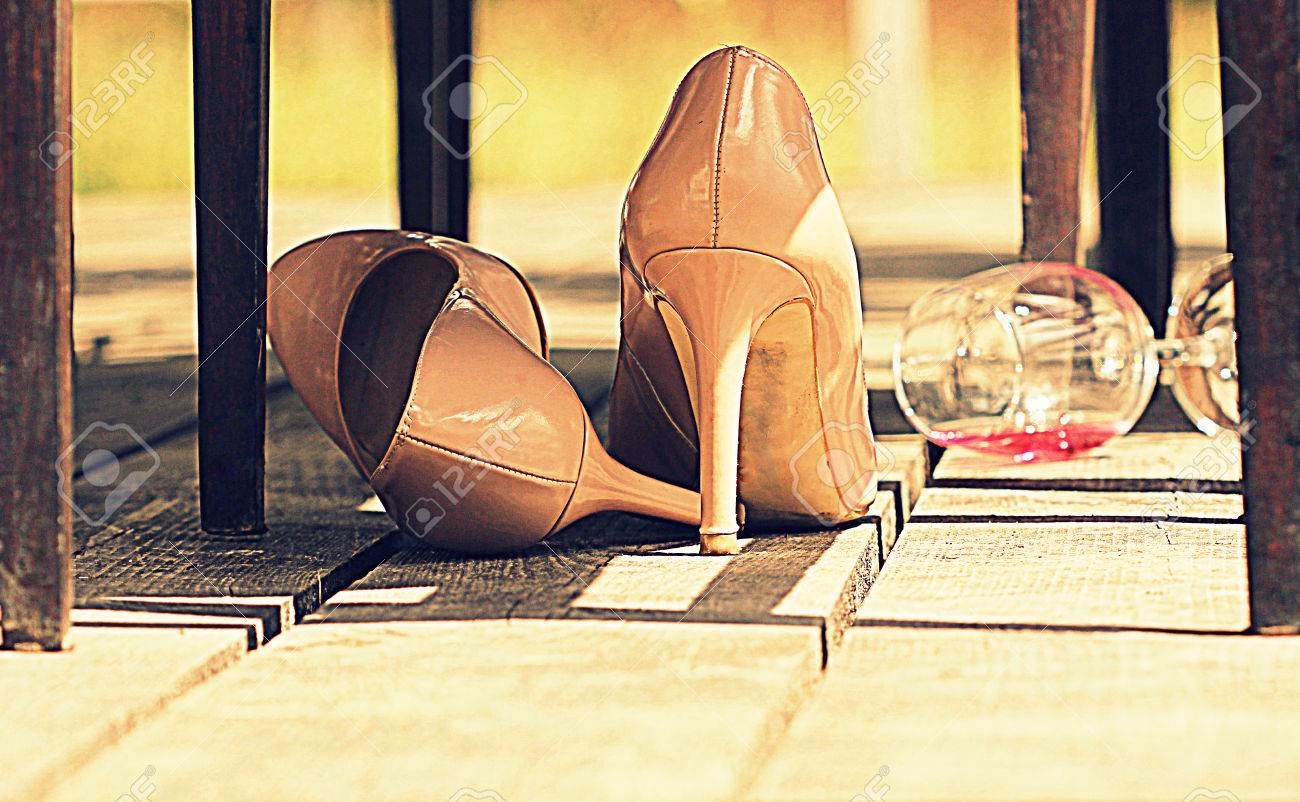 ¿Por qué es de mala suerte poner zapatos nuevos encima de una mesa?