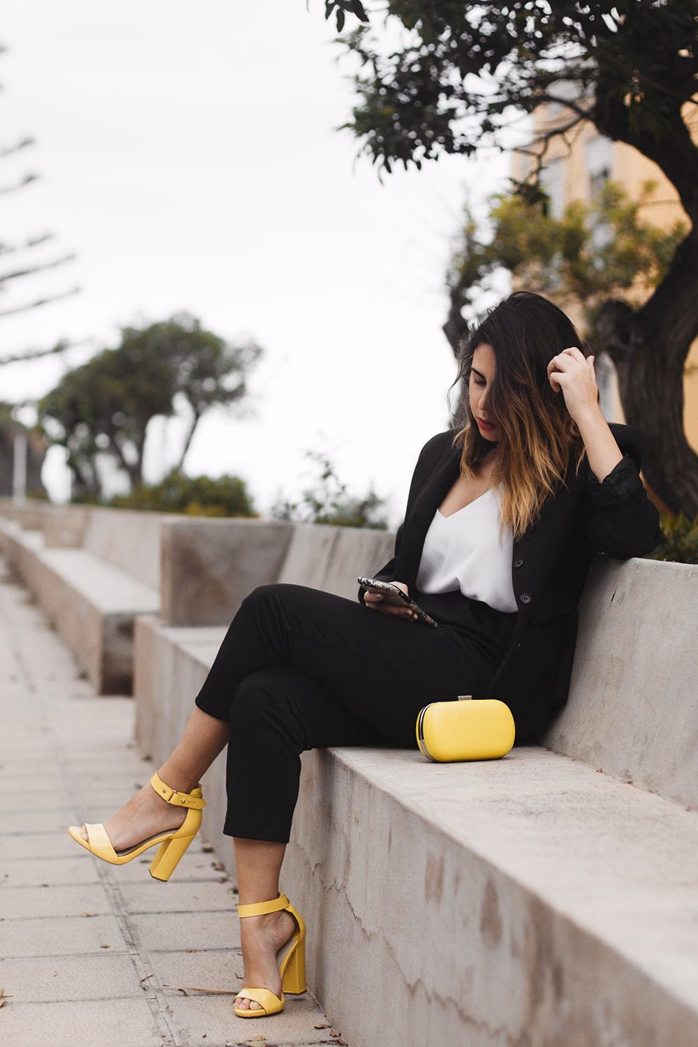 ¿Qué color combina con pantalones mostaza?