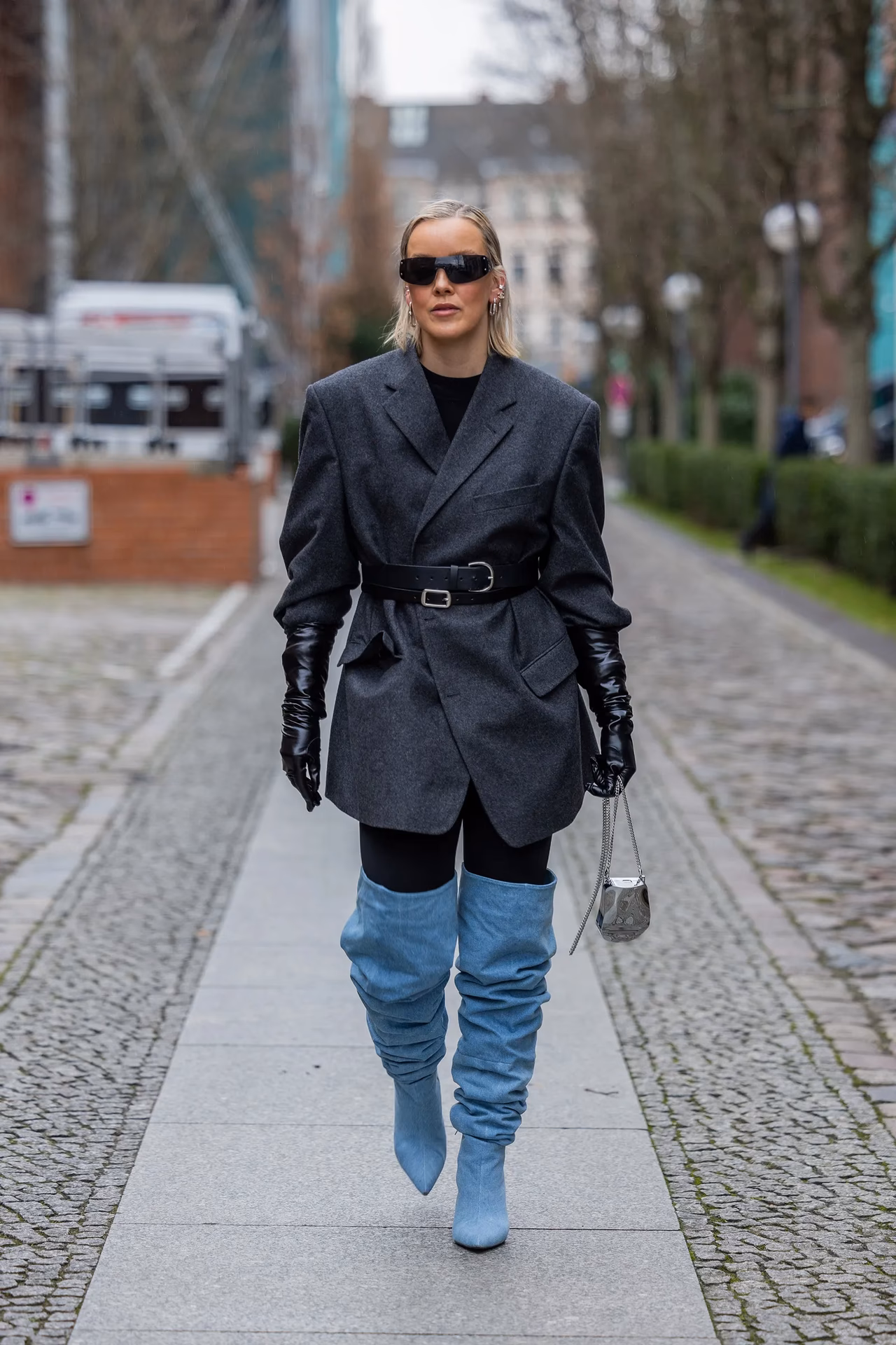 ¿Cuál es el Outfit de Jean en la versión R?