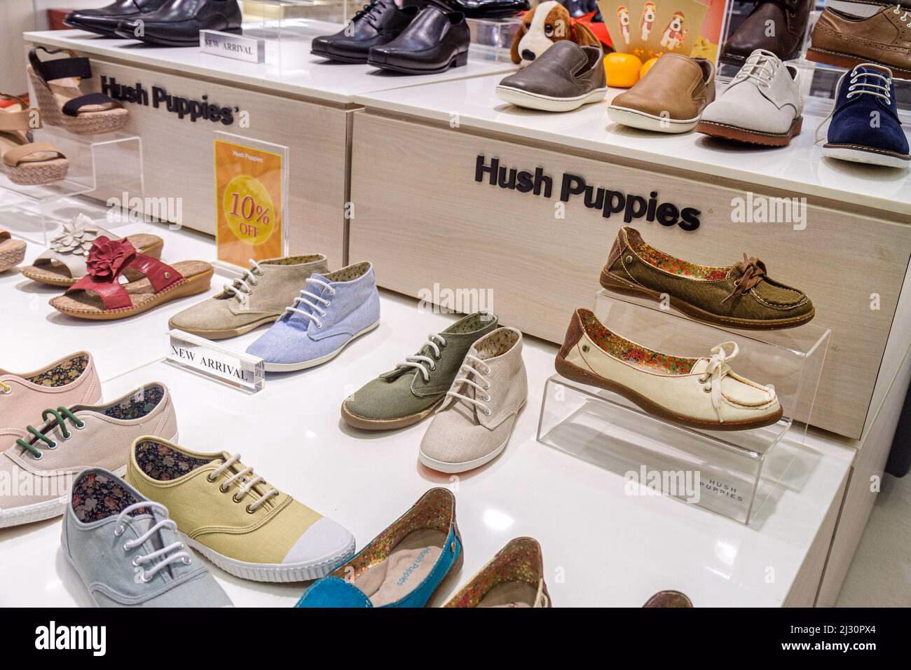 ¿Qué tipo de calzado puedo encontrar en el outlet de Hush Puppies?