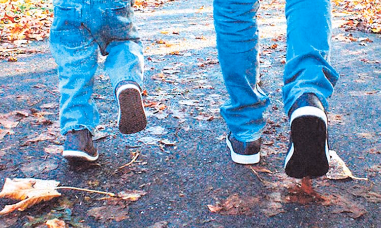 ¿Qué le da un padre a su hijo por no llevar calzado?