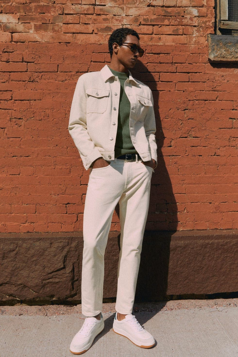 ¿Cómo combinar un polo con un Pantalon chino oscuro?