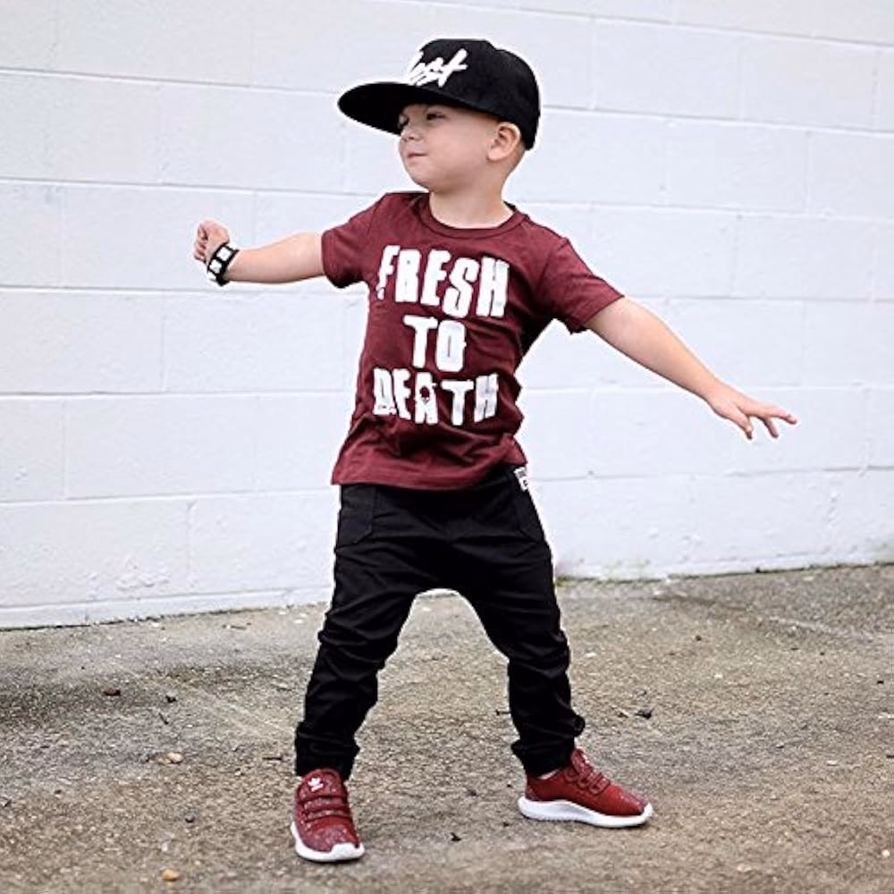 ¿Cuál es el color de los pantalones de niños?