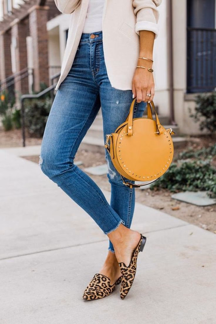 ¿Cómo combinar el denim con un pantalón mostaza?