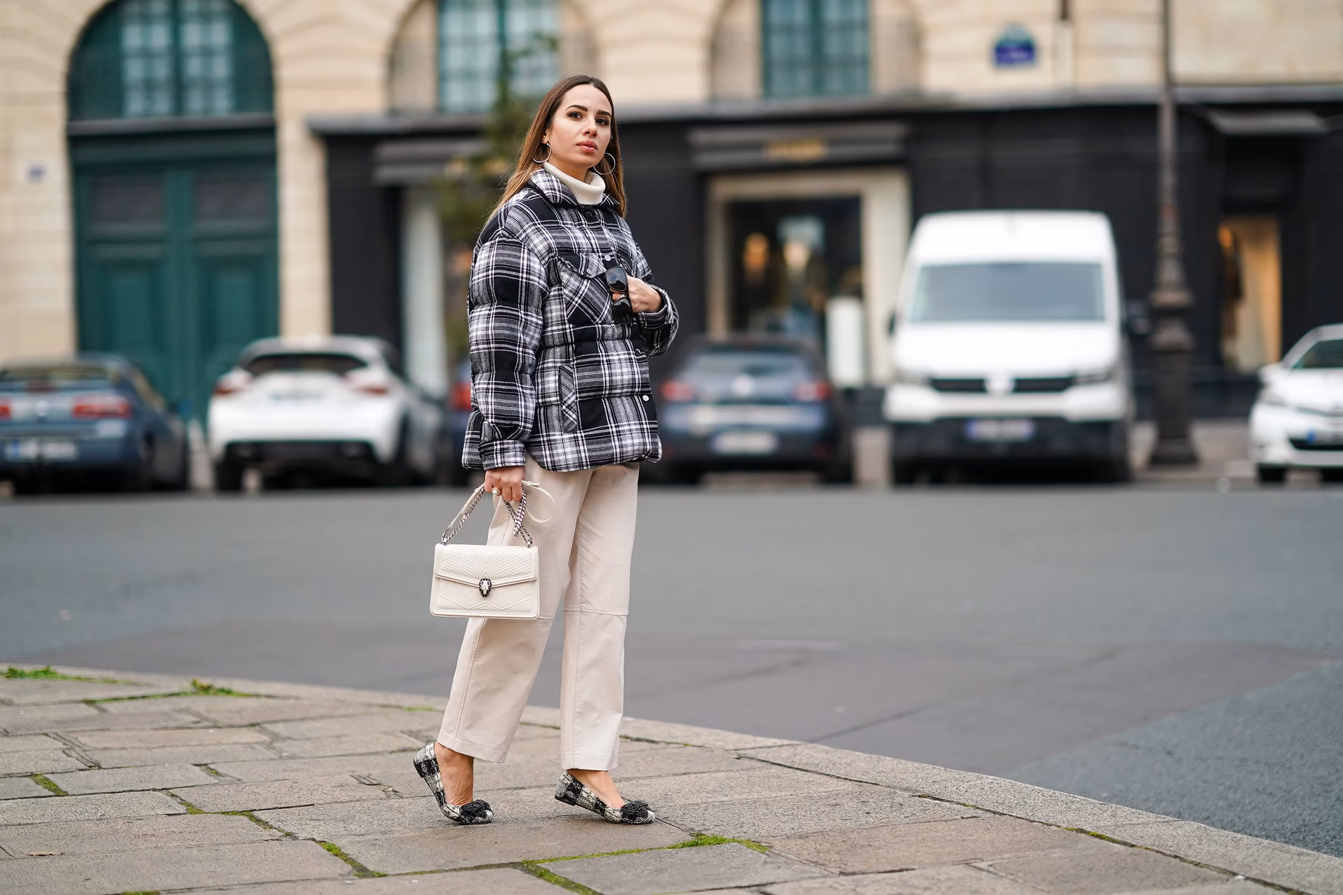 ¿Cómo combinar pantalones formales de cintura alta?