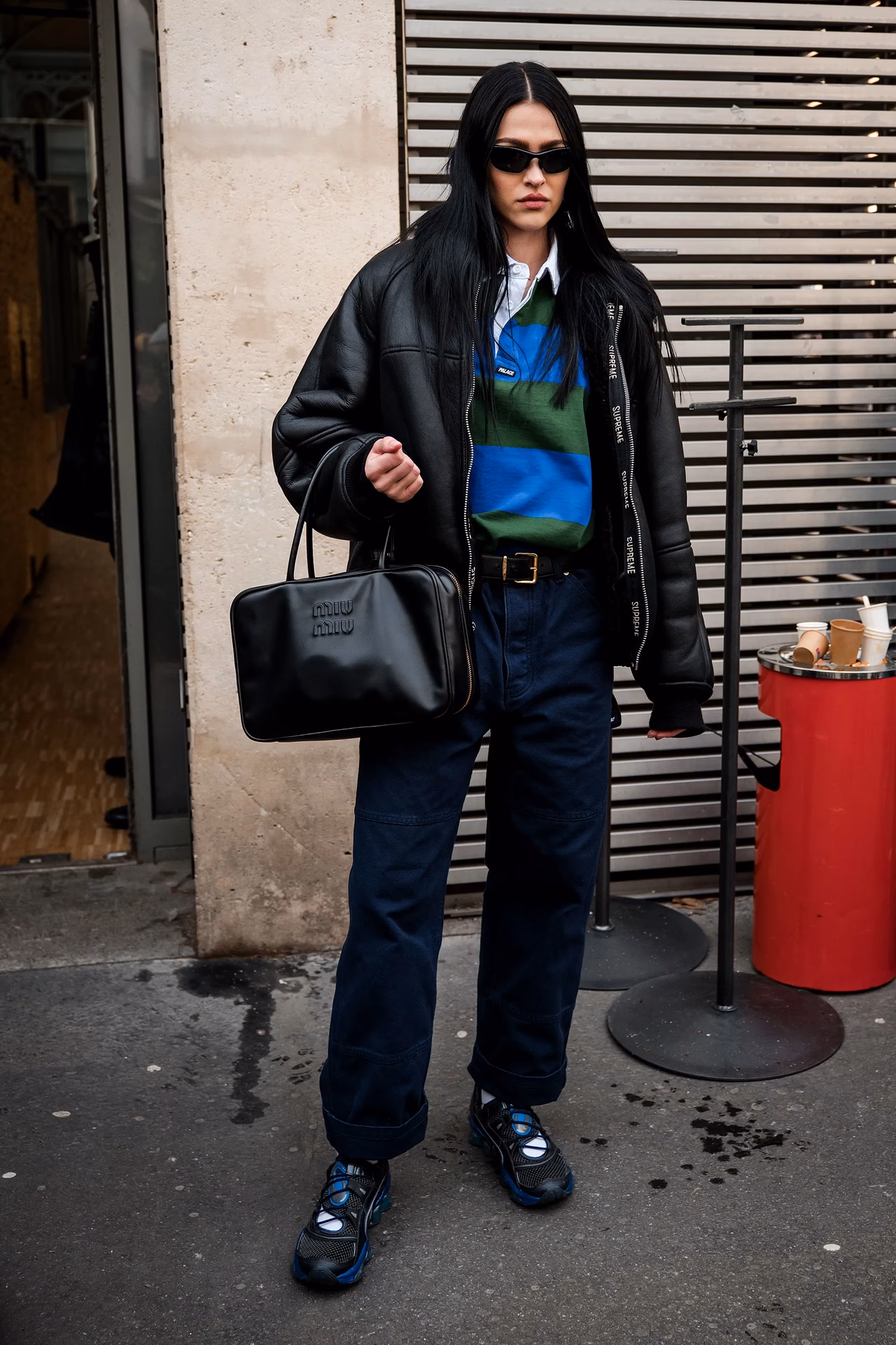 ¿Cuáles son las características de los jeans oscuros?