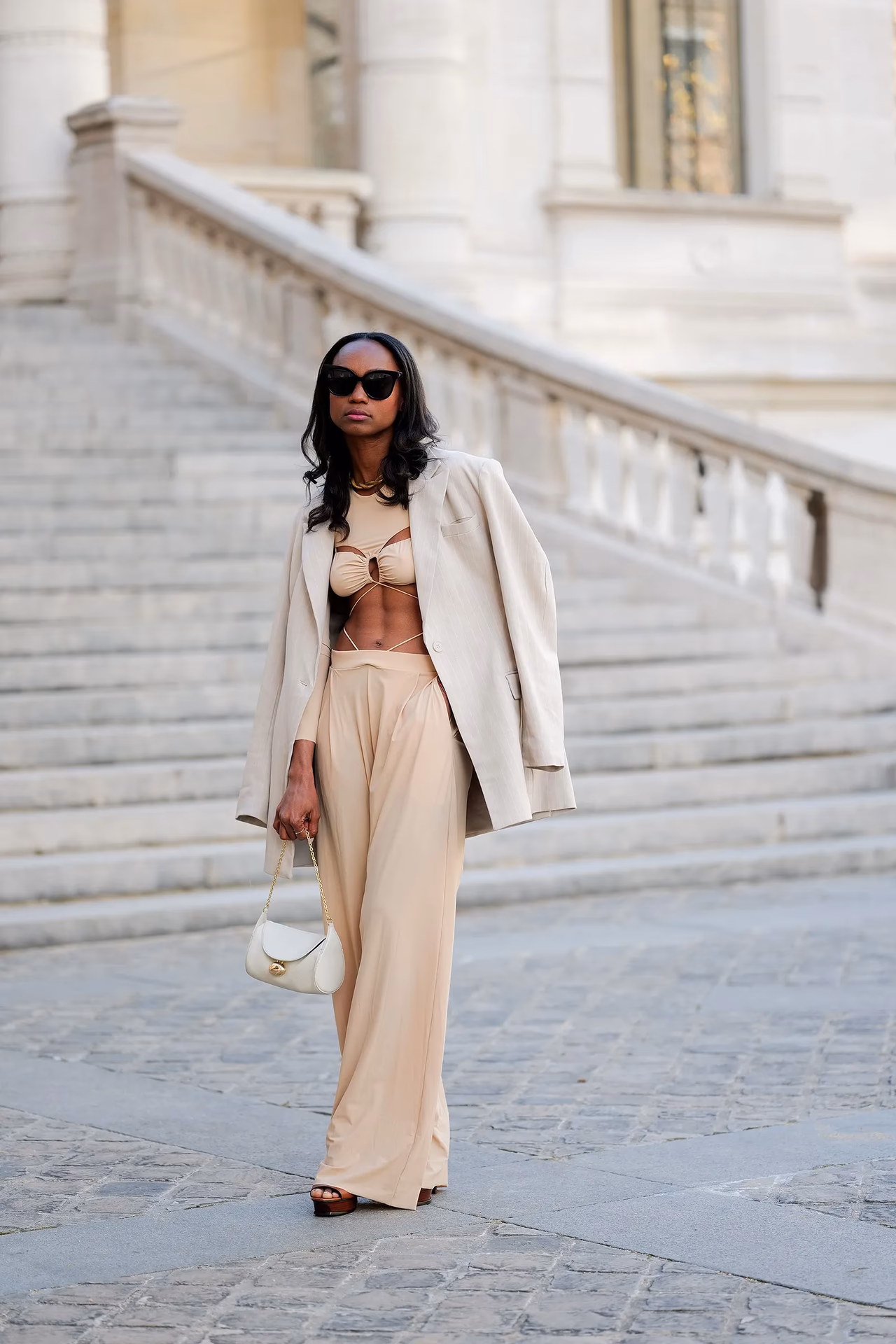 ¿Cómo se puede estilizar la figura con pantalones palazzo?